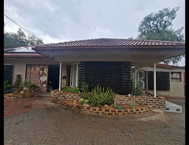 21 BEDROOM GUEST HOUSE FOR SALE IN THREE RIVERS